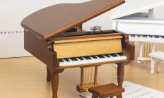 🎵 邂逅木质钢琴八音盒，古典韵味触手可及